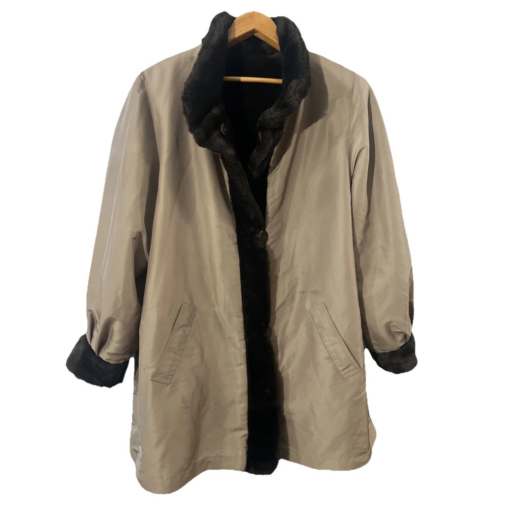 Coat‎ Beige Outside . Inside brown reversable Size large Very Soft